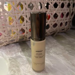 Hourglass ambient foundation. Shade 3.5